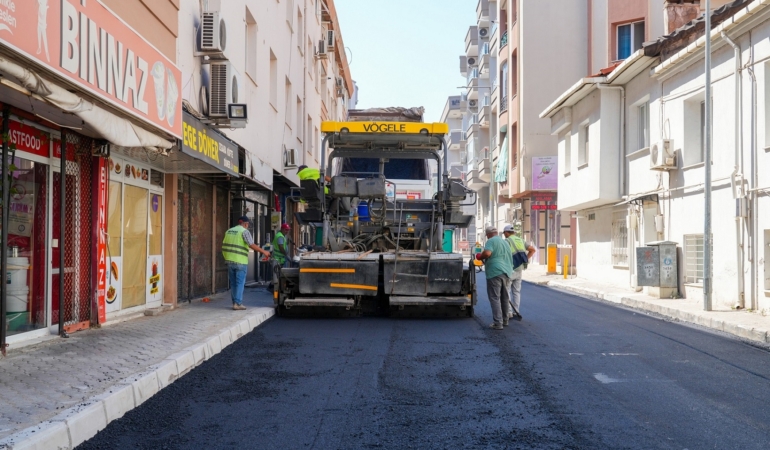Gaziemir’de asfaltlama atağı: 4 bin 470 ton asfaltla yollar yenileniyor