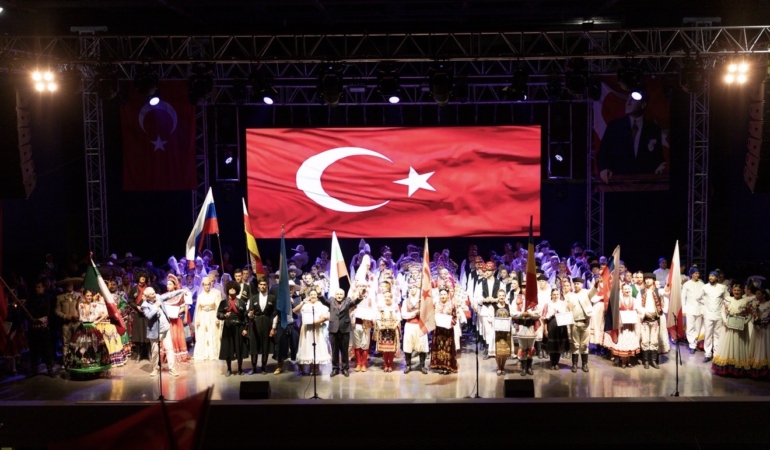 Balçova’da 30 Ağustos coşkusu dünyanın renkleriyle buluştu