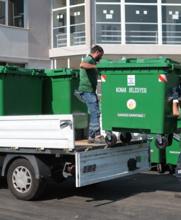 Konak’ın sokakları yeni konteynerlerine kavuştu (1)