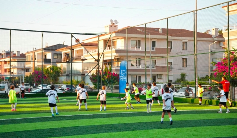 Sahalar yenilendi: Çeşme’nin mahallelerinde spor şenliği başladı