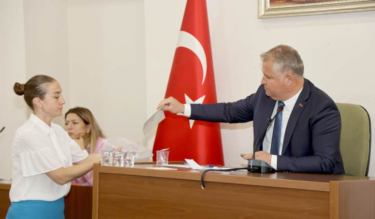 Urla’da istifalar sonrası ilk meclis toplandı; “Kesintisiz hizmet anlayışımızı sürdüreceğiz”