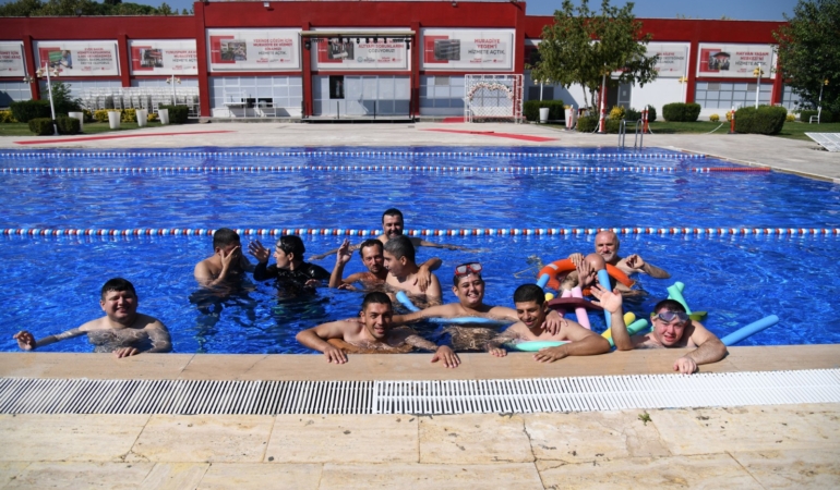 ÖZEL BİREYLER HAVUZ KEYFİ YAŞADI