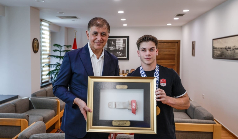 Başkan Tugay, altın madalyalı sporcuyu ağırladı