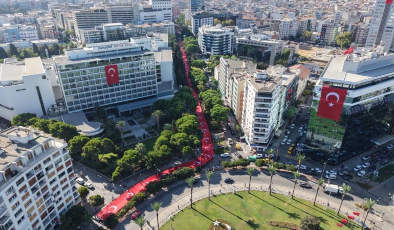 İzmir’de 9 Eylül coşkusu: 250 metrelik Türk Bayrağı gururla taşındı