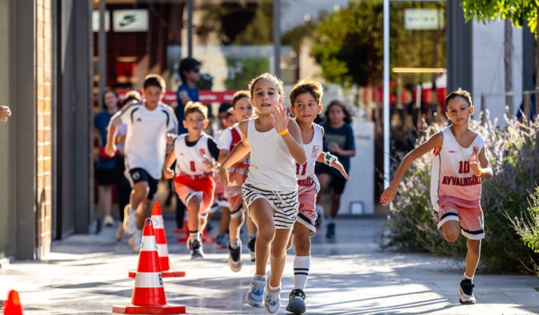 AYVALIK’TA KOŞU HEYECANINA BU KEZ ÇOCUKLAR RENK KATTI