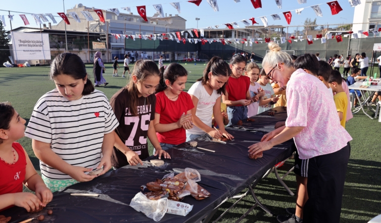 Bayraklı’da Çocuklar Mahalle Şenliğinde Doyasıya Eğlendi (11)