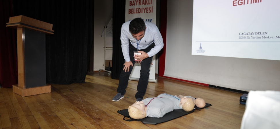 Bayraklı’da İlkyardım Eğitim Seminerinde Hayat Kurtaran Bilgileri Aktarıldı (3)