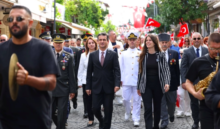 Çeşme kurtuluşunun 104. yılını gururla kutladı