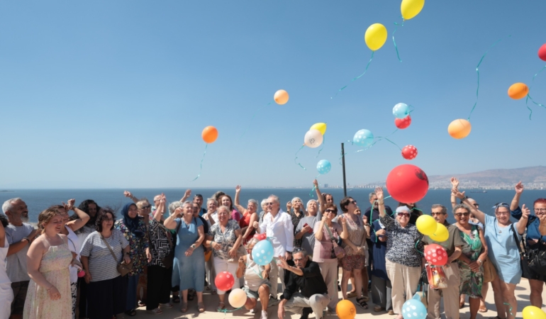 Konak’ta Dünya Barış Günü’nde gökyüzüne rengarenk balonlar salındı 
