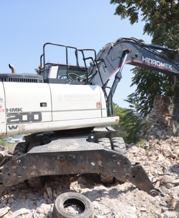 Konak’ta güvenliği tehdit eden metruk yapılar tek tek yıkılıyor (3)