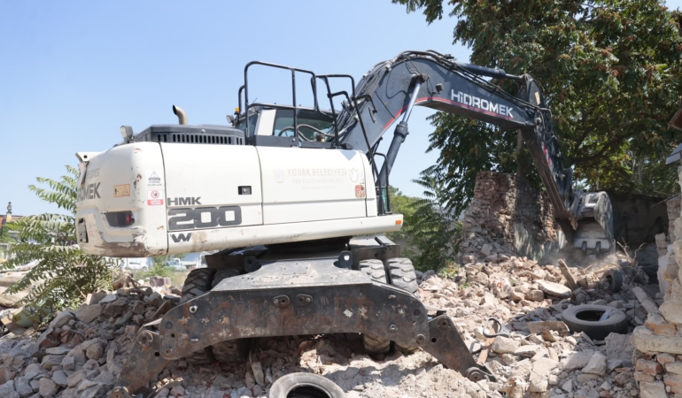 Konak’ta güvenliği tehdit eden metruk yapılar tek tek yıkılıyor (3)