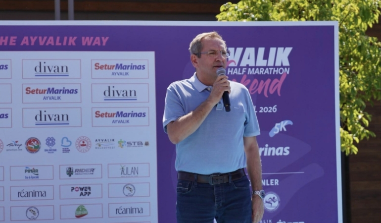Ayvalık’ta yarı maratonun şampiyonları ödüllerini aldı