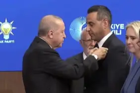 cumhurbaskani-erdogan-yildiza-ak-parti-rozetini-takti_6abbd4f1c28e3