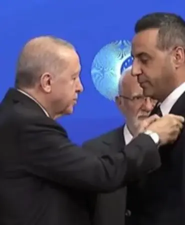cumhurbaskani-erdogan-yildiza-ak-parti-rozetini-takti_6abbd4f1c28e3