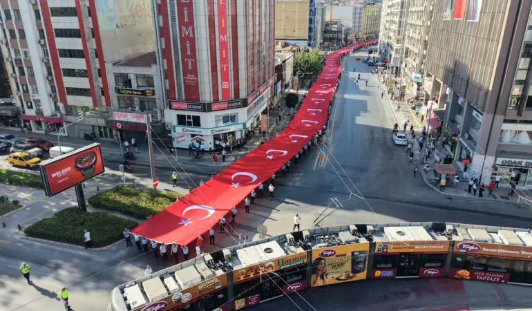 İzmir’de kurtuluş coşkusu: Binlerce kişi Zafer Yürüyüşü’nde buluştu