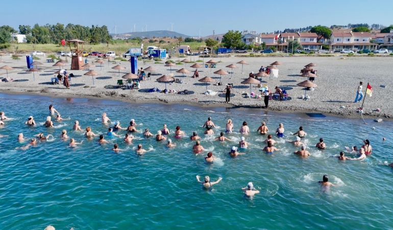 Dünya Barış Gününe denizde pilates ile başladılar