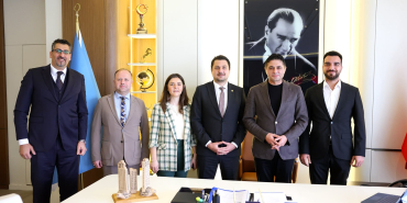 1 İZMİR BAROSU BAŞKANI SERHAT SÖKMEN VE YÖNETİMİNDEN BAŞKAN SERKAN ACAR’A ZİYARET