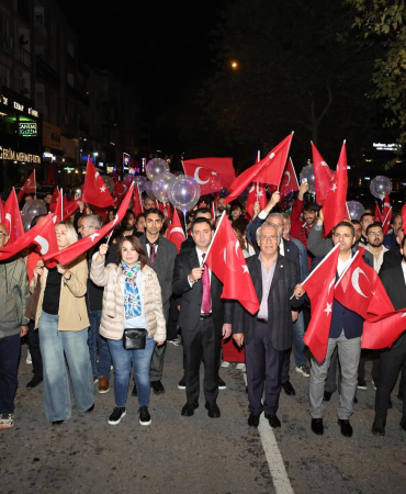 BAYRAKLI’DA CUMHURİYET COŞKUSU KORTEJ VE CANDAN ERÇETİN’LE TAÇLANDI (5)