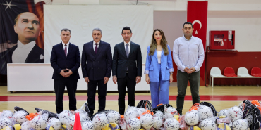 Bayraklı’da 51 Okula 1,5 Milyon Tl’lik Spor Desteği (1)