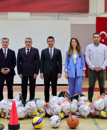 Bayraklı’da 51 Okula 1,5 Milyon Tl’lik Spor Desteği (1)