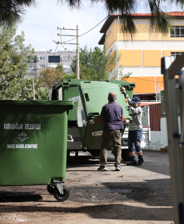 Karabağlar’ın 58 mahallesine 891 yeni konteyner (3)