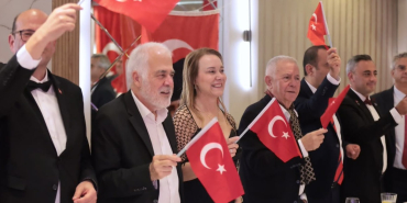 Konak’ta Cumhuriyet coşkusu çocuklar için dayanışmaya dönüştü (2)