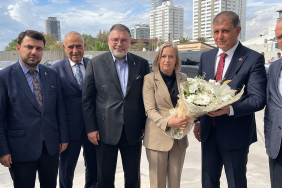 Şehir Manzarasında Çiçekli Resmî Grup Fotoğrafı