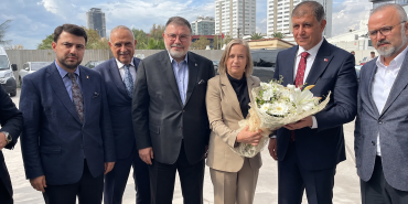 Şehir Manzarasında Çiçekli Resmî Grup Fotoğrafı