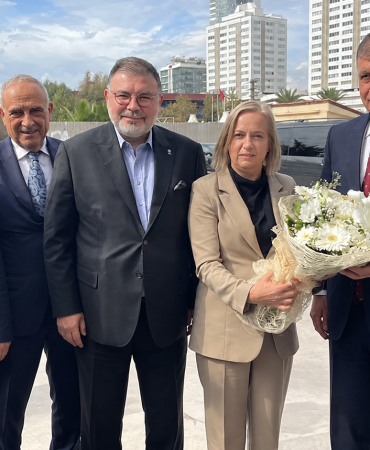 Şehir Manzarasında Çiçekli Resmî Grup Fotoğrafı